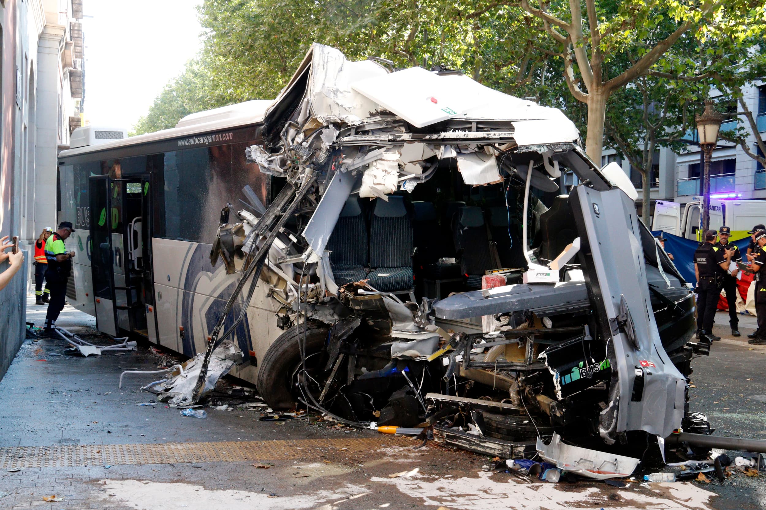 L'accident d'un autobús contra la façana de la Diputació deixa 44 ferits, cinc en estat crític