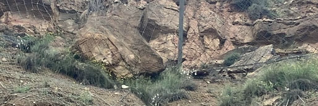 Aitona retira una roca de la Serra Llarga pel risc de despreniment