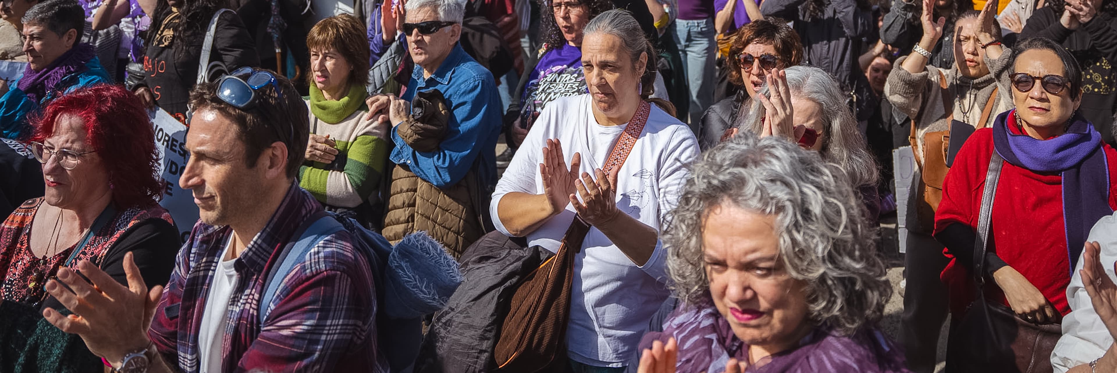 Centenars de dones surten als carrers de Lleida aquest 8M en dues manifestacions feministes diferents