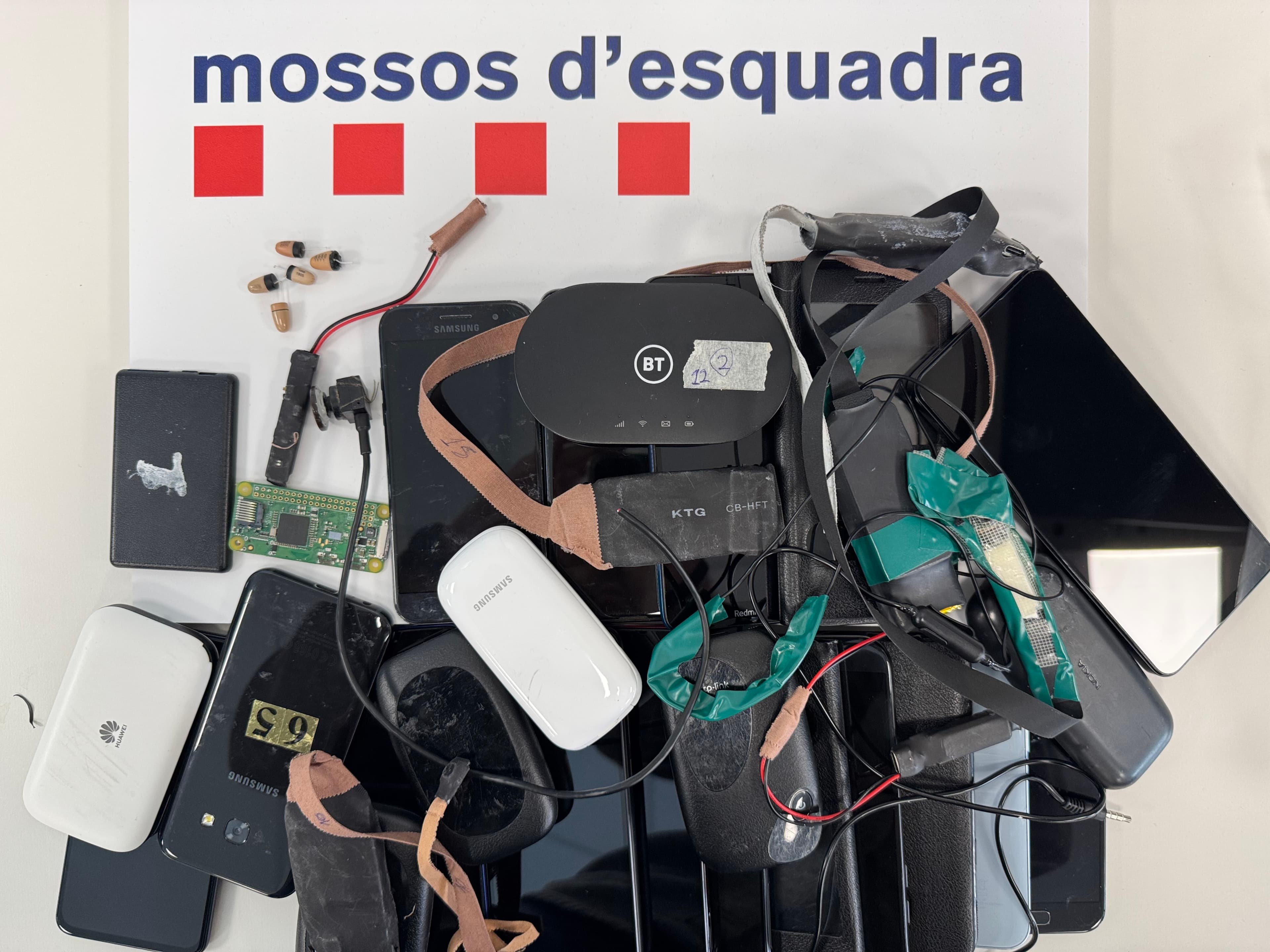 Els Mossos d’Esquadra han detectat a Lleida 11 persones que utilitzaven sistemes electrònics per aprovar l’examen teòric de conduir