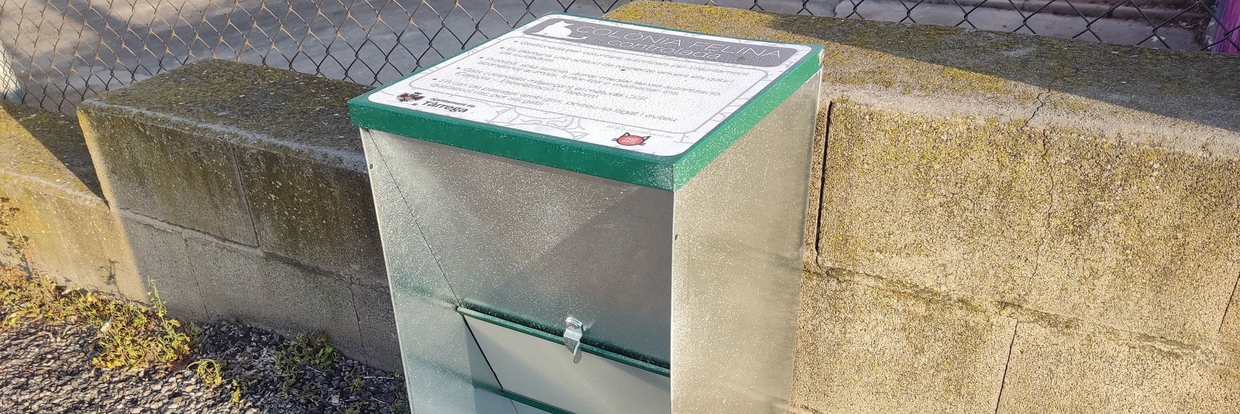 L’Ajuntament de Tàrrega habilita una vintena de menjadores per controlar les colònies urbanes de gats ferals