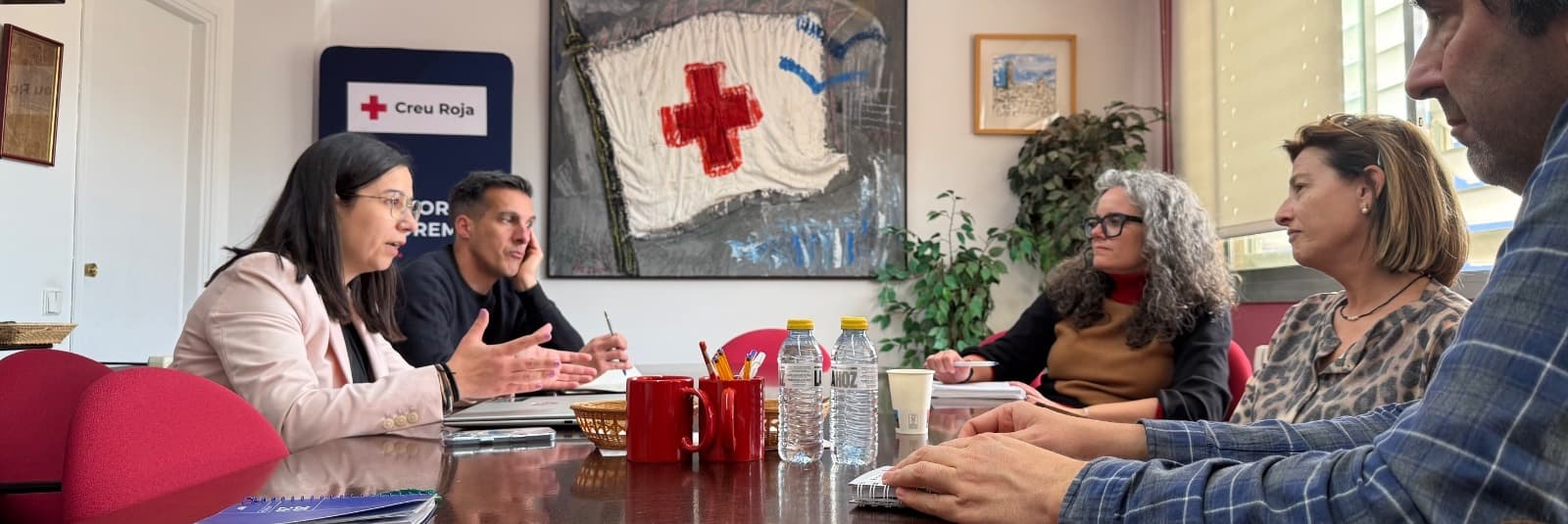 Esquerra i la Creu Roja, disposats a col·laborar per projectes de voluntariat, acompanyament de gent gran i sensellarisme