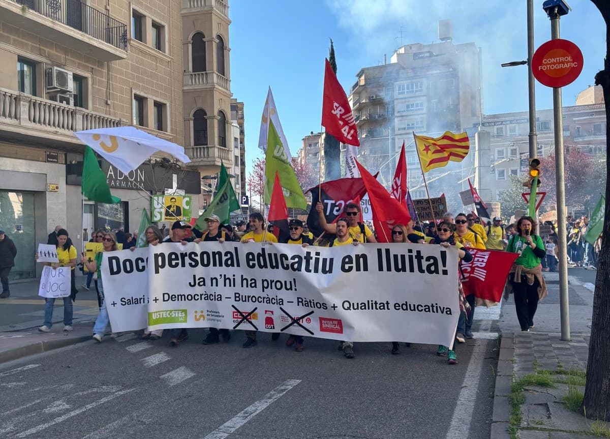 La marea groga pren els carrers de Lleida per demanar una educació amb més recursos