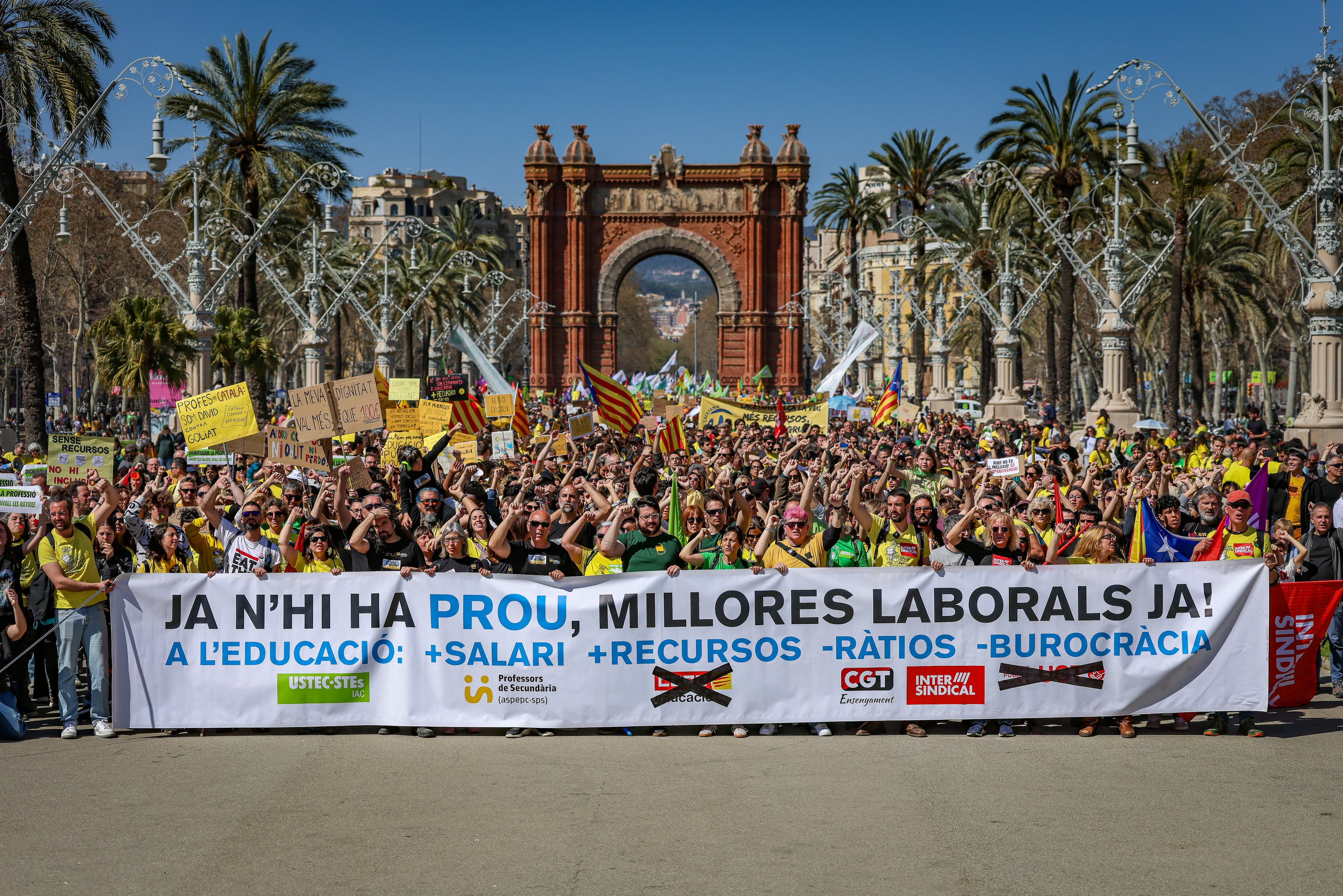 Uns 100.000 docents exigeixen al Govern que torni a negociar i millori l'acord amb CCOO i UGT