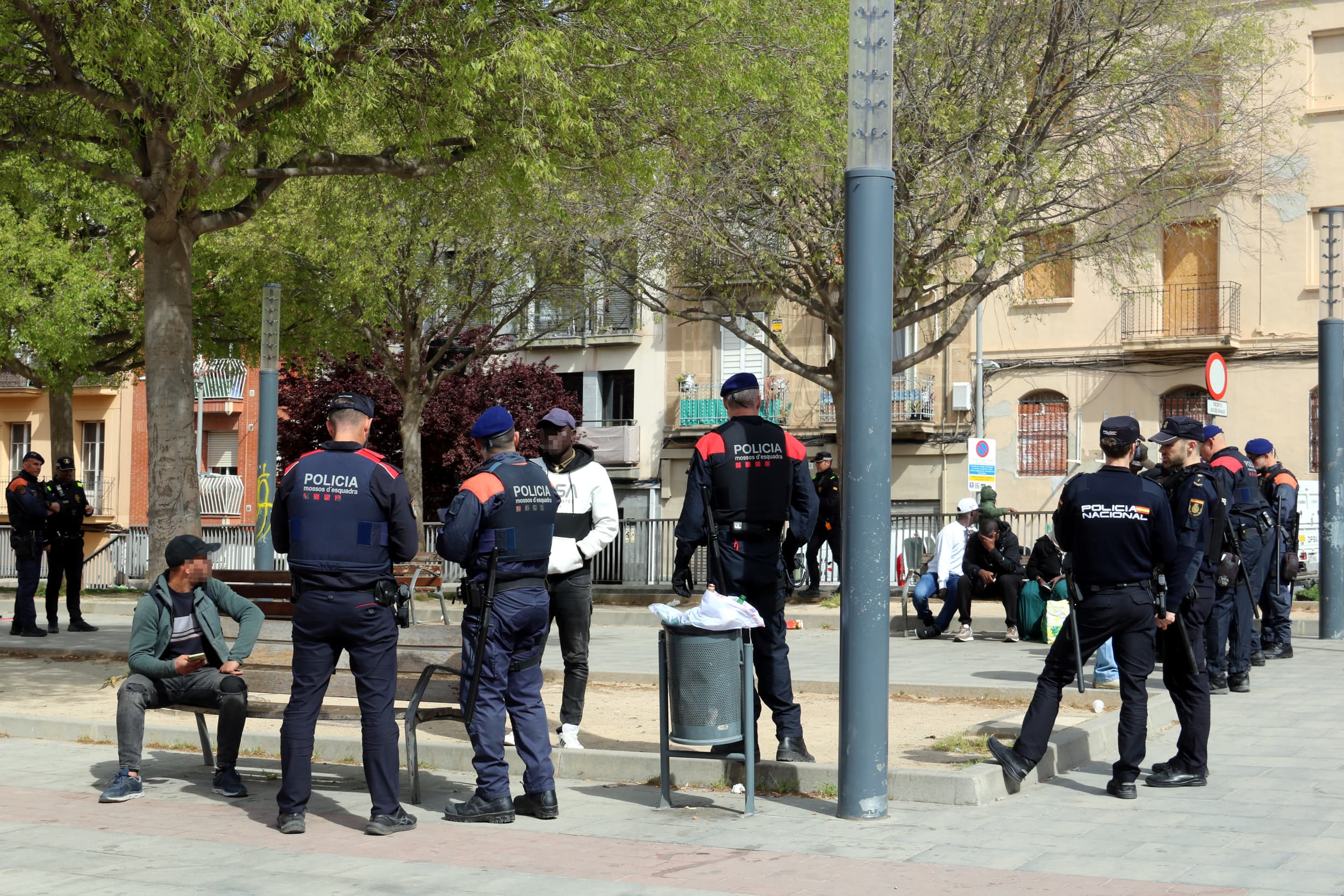Un detingut i una cinquantena d'identificats en un operatiu Kanpai contra la multireicindència al Centre Històric de Lleida