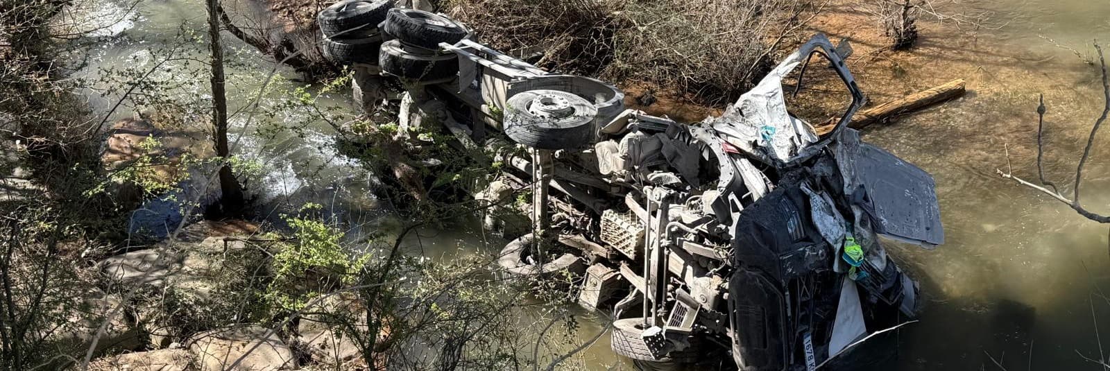 Un camió formigonera cau 20 metres per un pont a Talarn