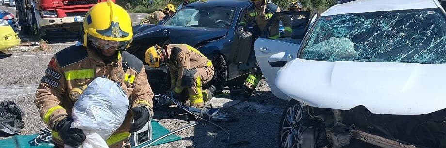 Un xoc frontal entre dos turismes a l'N-II a Sidamon deixa set persones ferides