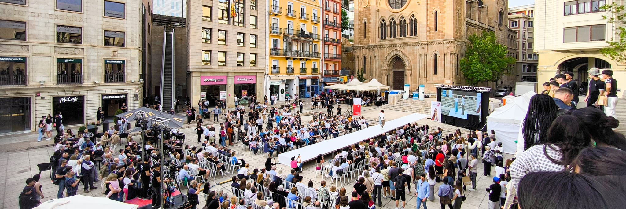 La plaça Sant Joan de Lleida s’omple de moda que “transforma vides” amb la desfilada de Troballes