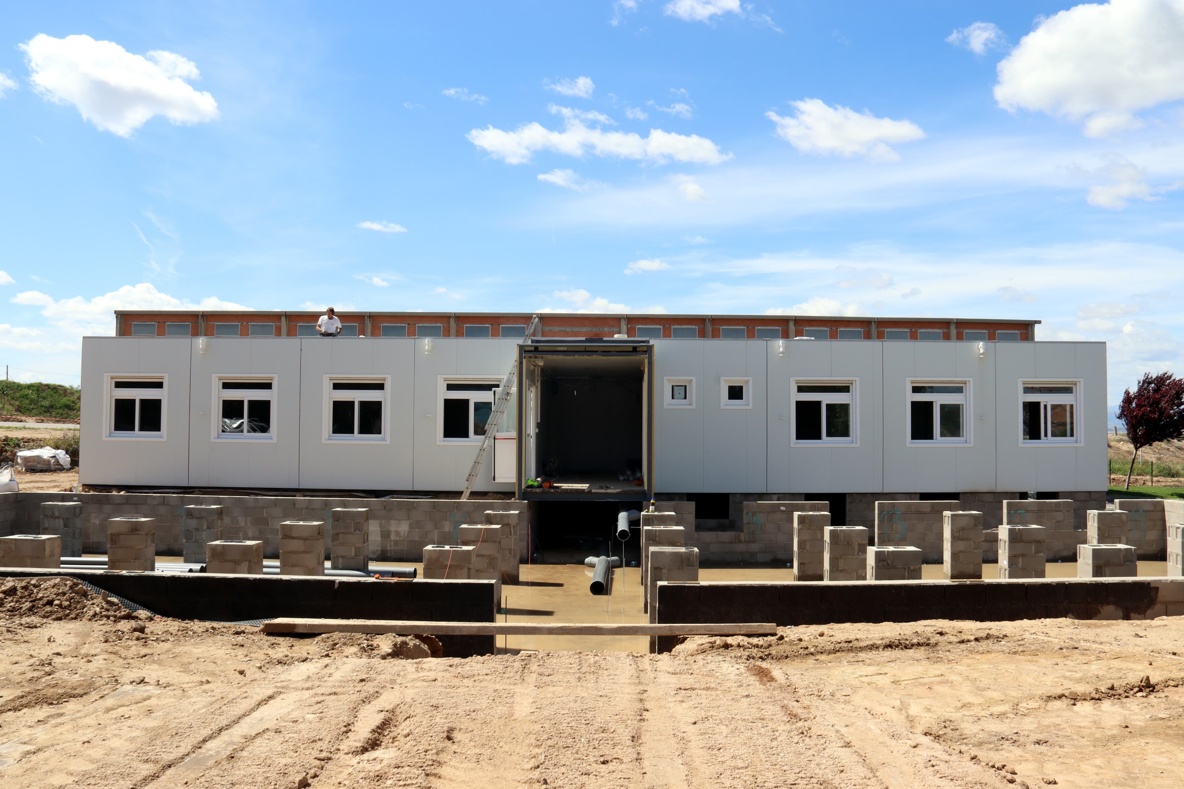 La nova escola de Castellnou de Seana comença a prendre forma amb l’arribada dels mòduls