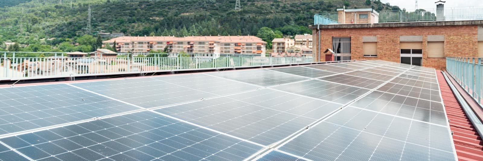 Instal·len a la coberta de l’Institut de la Pobla de Segur un sistema fotovoltaic que permetrà distribuir l'energia