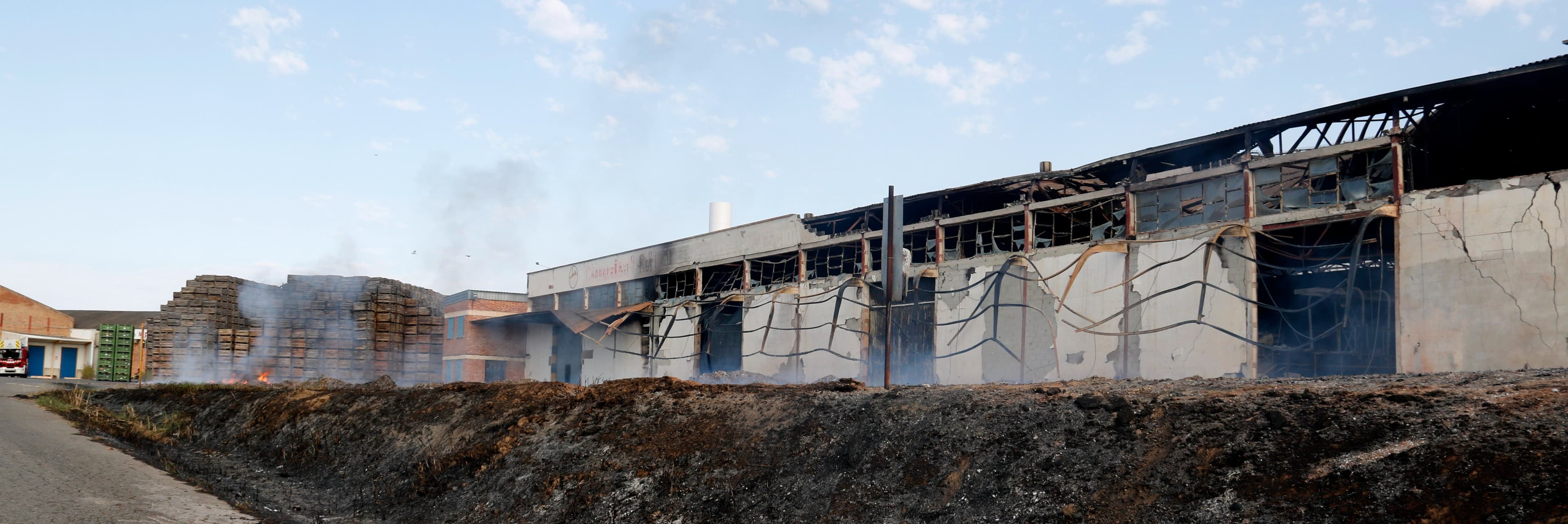 Controlat l'incendi a l’empresa fruitera Arcofrut de Lleida mentre els Bombers vigilen la zona amb drons i vuit dotacions
