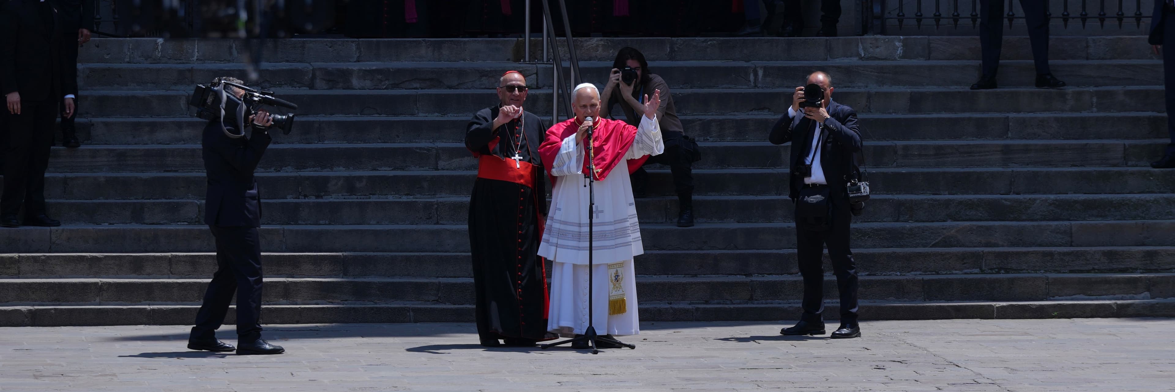El Papa saluda en català els 6.000 fidels fora de la catedral de Barcelona en el seu primer acte a la capital