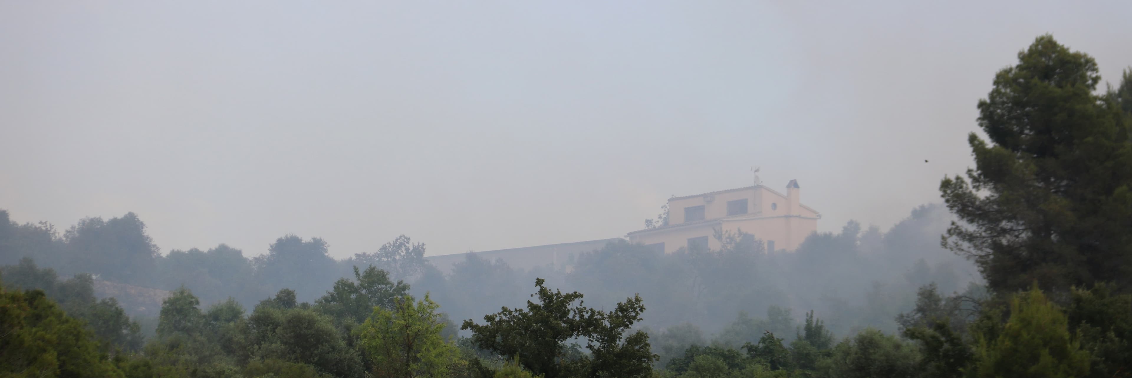 Els Bombers mantenen 16 dotacions terrestres i mitjans aeris en l'incendi estabilitzat de Cervià de les Garrigues