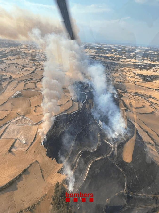 Els Bombers confien a controlar l'incendi de Talavera cap el migdia