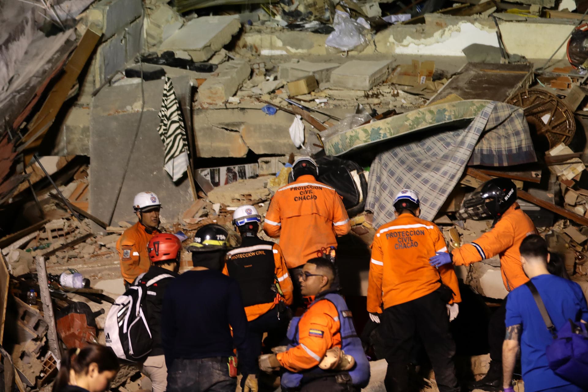Almenys 920 morts i més de 50.000 desapareguts pel doble terratrèmol a Veneçuela