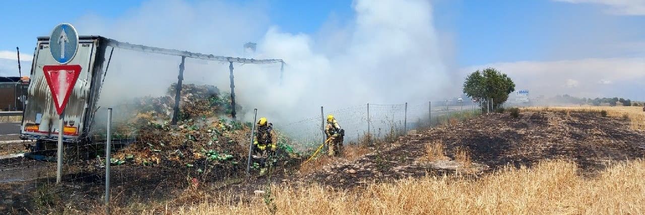 Els Bombers treballen en extingir l’incendi d’un camió a l’A-2 a Granyanella