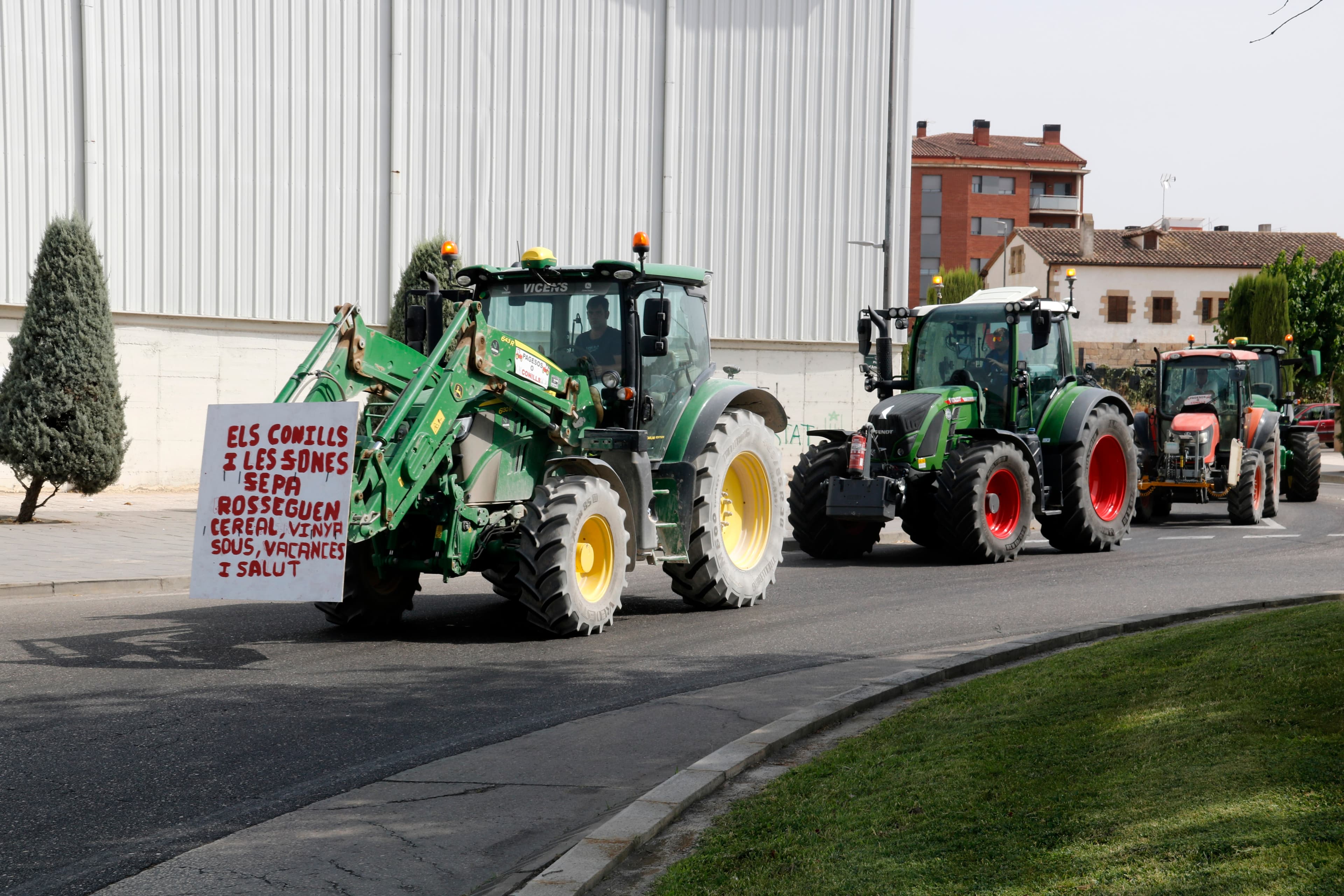 Una cinquantena de tractors tallen la C-14 a Tàrrega per protestar contra la sobrepoblació de conills i les ZEPA