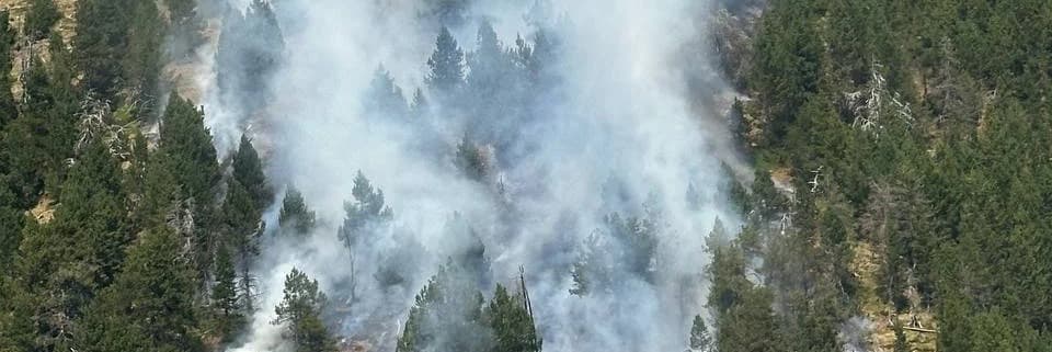 Els Bombers treballen en un incendi en una zona de difícil accés a més de 2.000 metres a Os de Civís