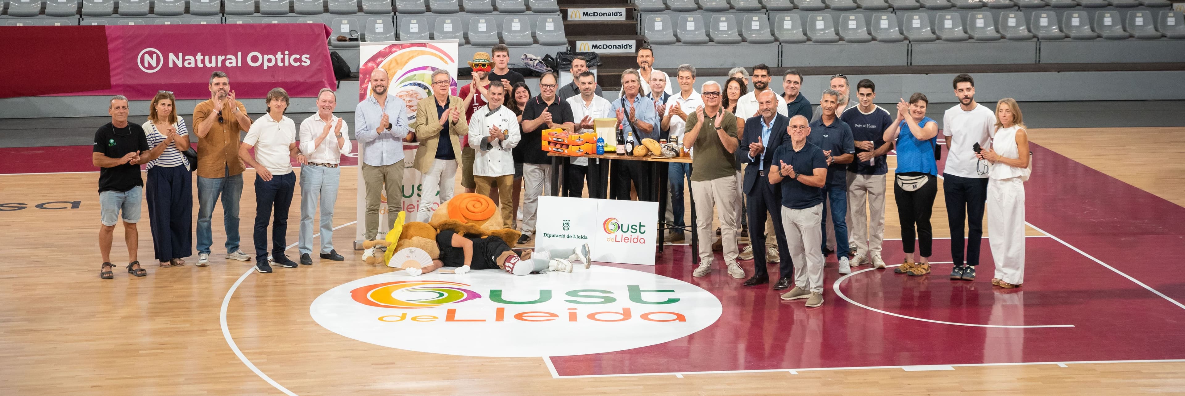 El Barris Nord estrena la nova pista amb la imatge de Gust de Lleida als cercles de tir lliure