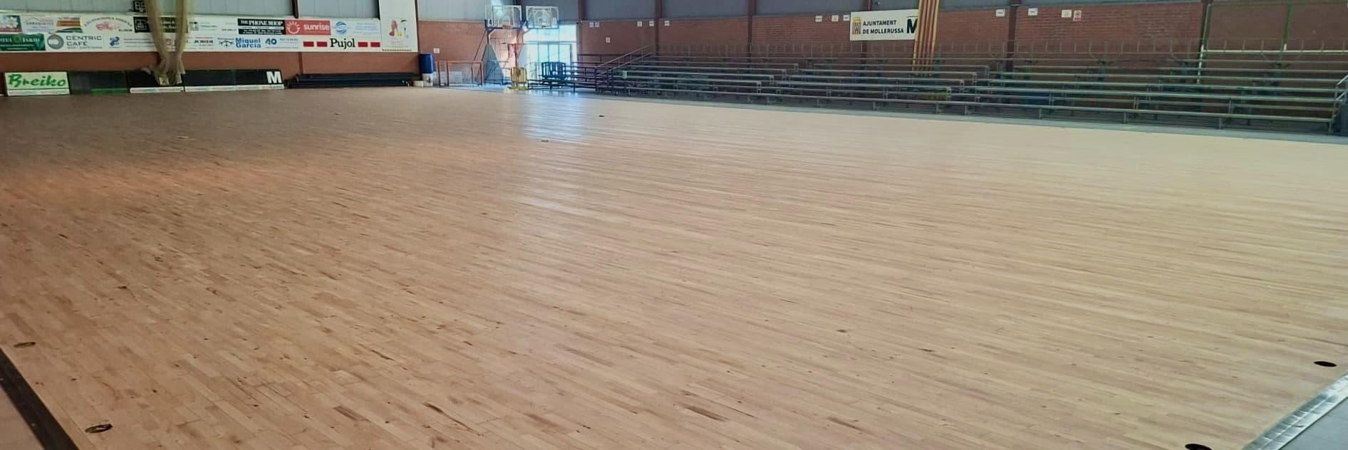 El pavelló 11 de setembre de Mollerussa renova el parquet de la pista