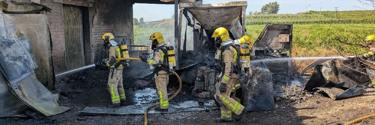Un ferit per inhalació de fum en l’incendi d’un magatzem a tocar de l’A-22 a Lleida