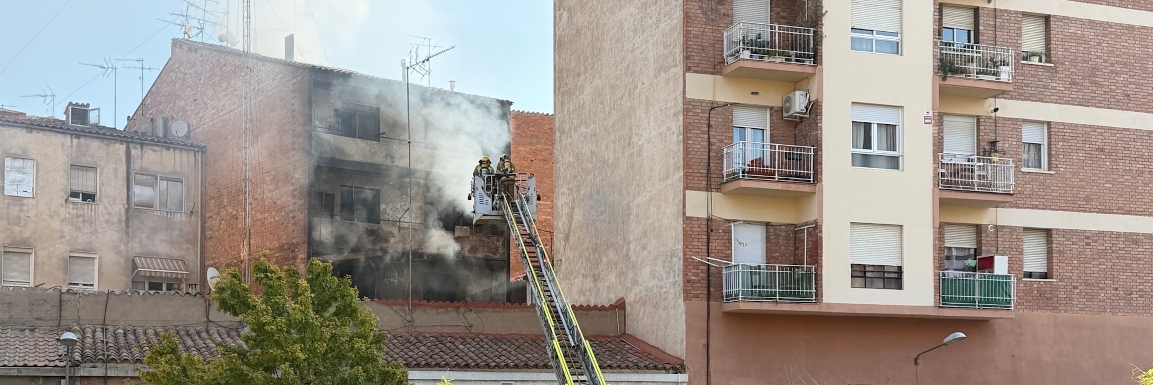 Un incendi en un taller a Lleida enfonsa el terra de la primera planta del bloc i obliga a desallotjar nou edificis