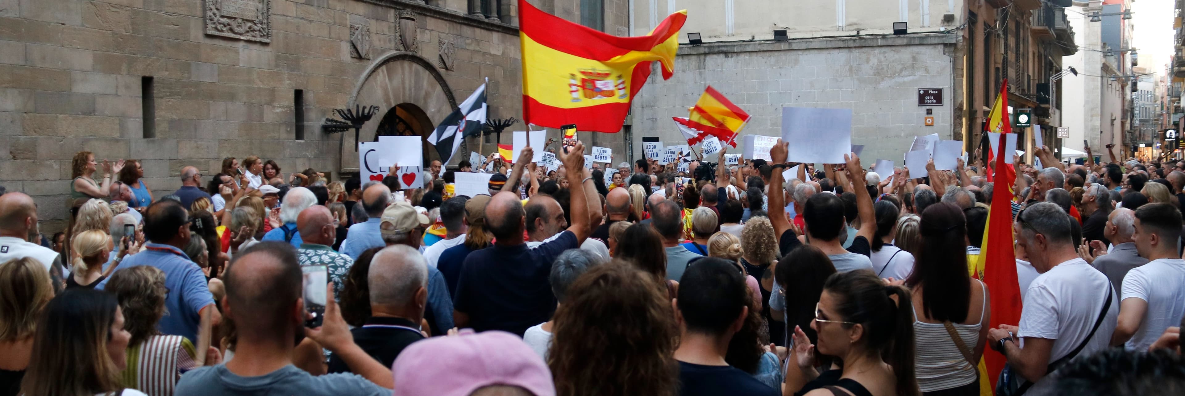 Dues manifestacions de signe contrari per Ceuta omplen l’Eix Comercial de Lleida enmig d’una forta presència policial