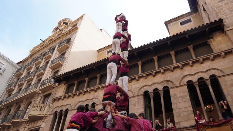 Els Castellers de Lleida signen la millor actuació de la seva història en descarregar la torre de 8 i el 7 de 8 i carregar el 3 de 8