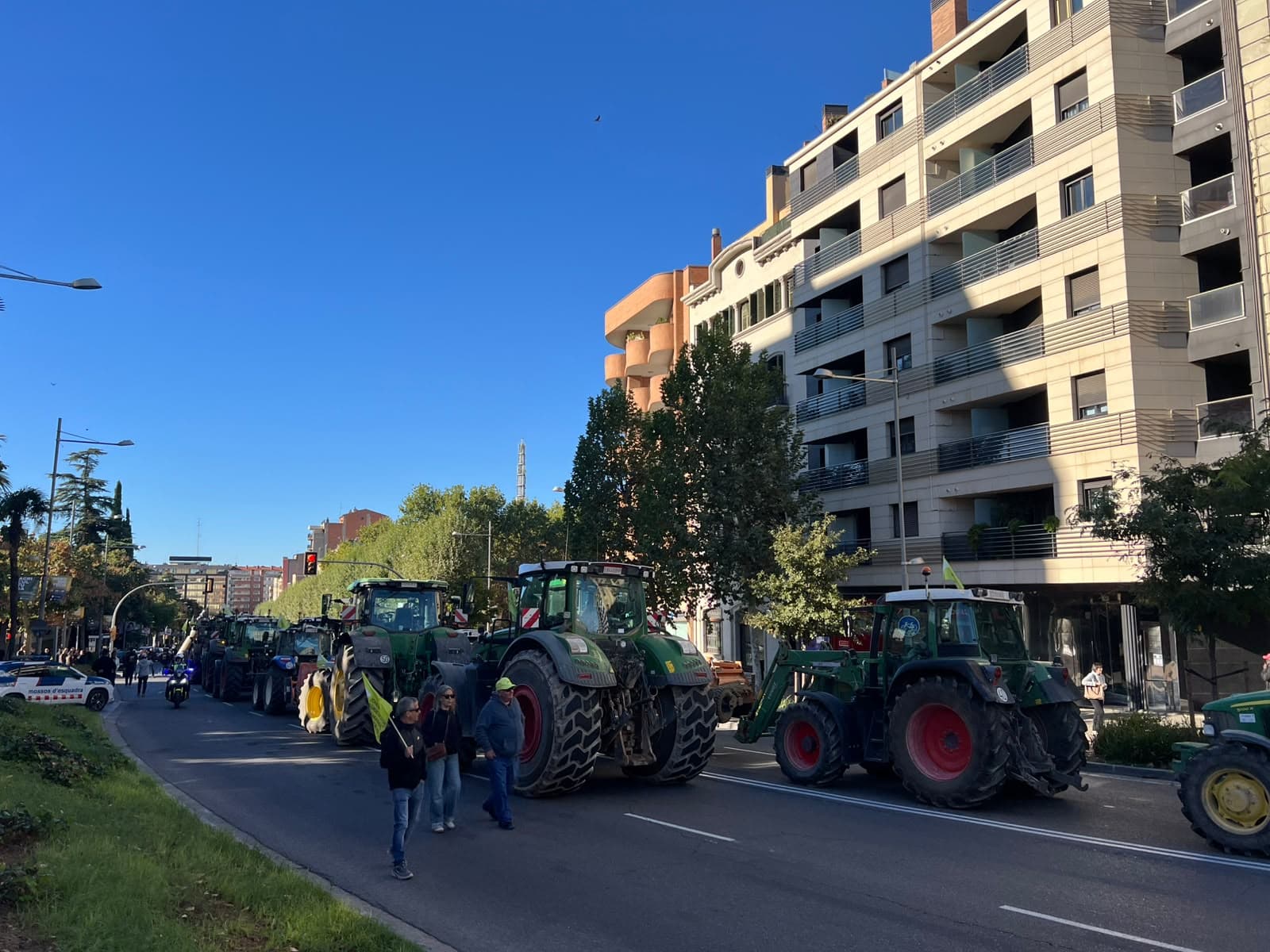 Un centenar de tractors es mobilitzen a Lleida per denunciar l’encariment dels costos agraris