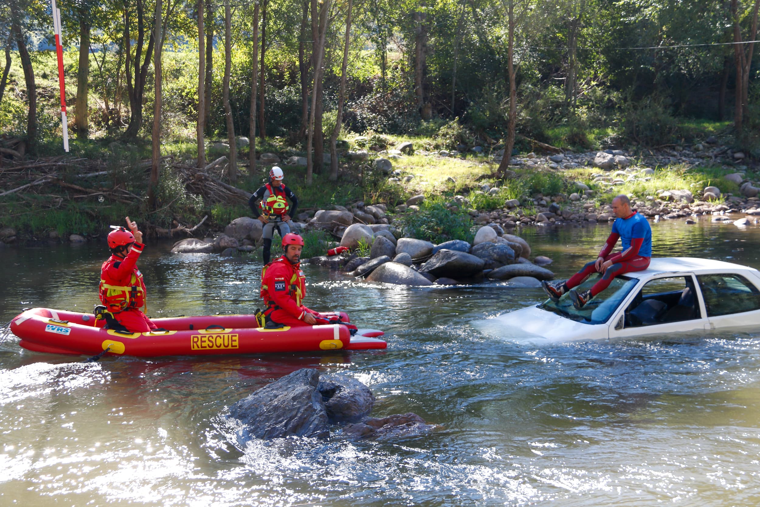 Els Bombers practiquen rescats en aigües vives al Segre i demanen “mobilitat zero” en episodis d’inundacions