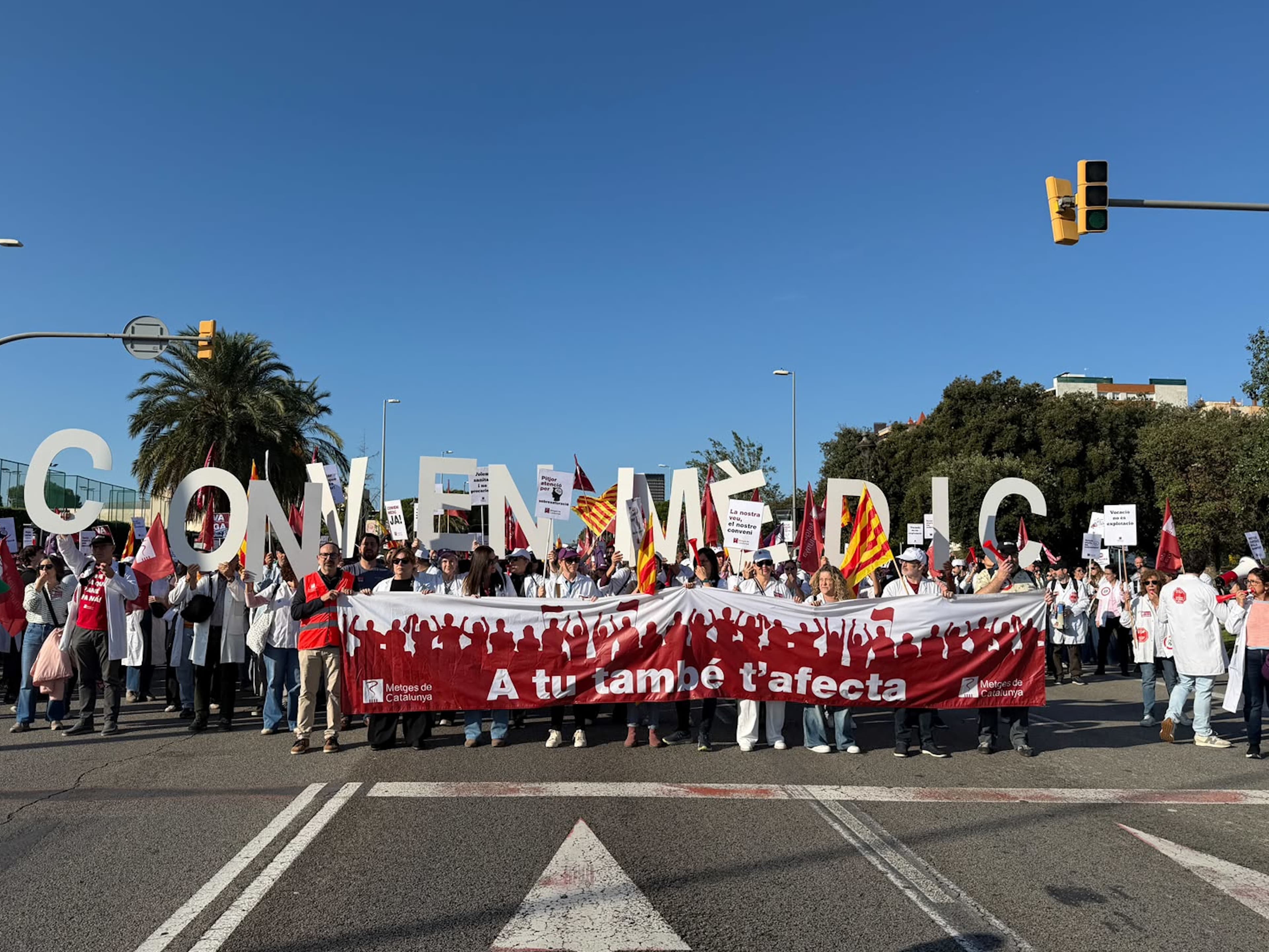 Prop de 400 metges tallen l'avinguda Diagonal a Barcelona en el primer dia de l'aturada indefinida convocada a Catalunya