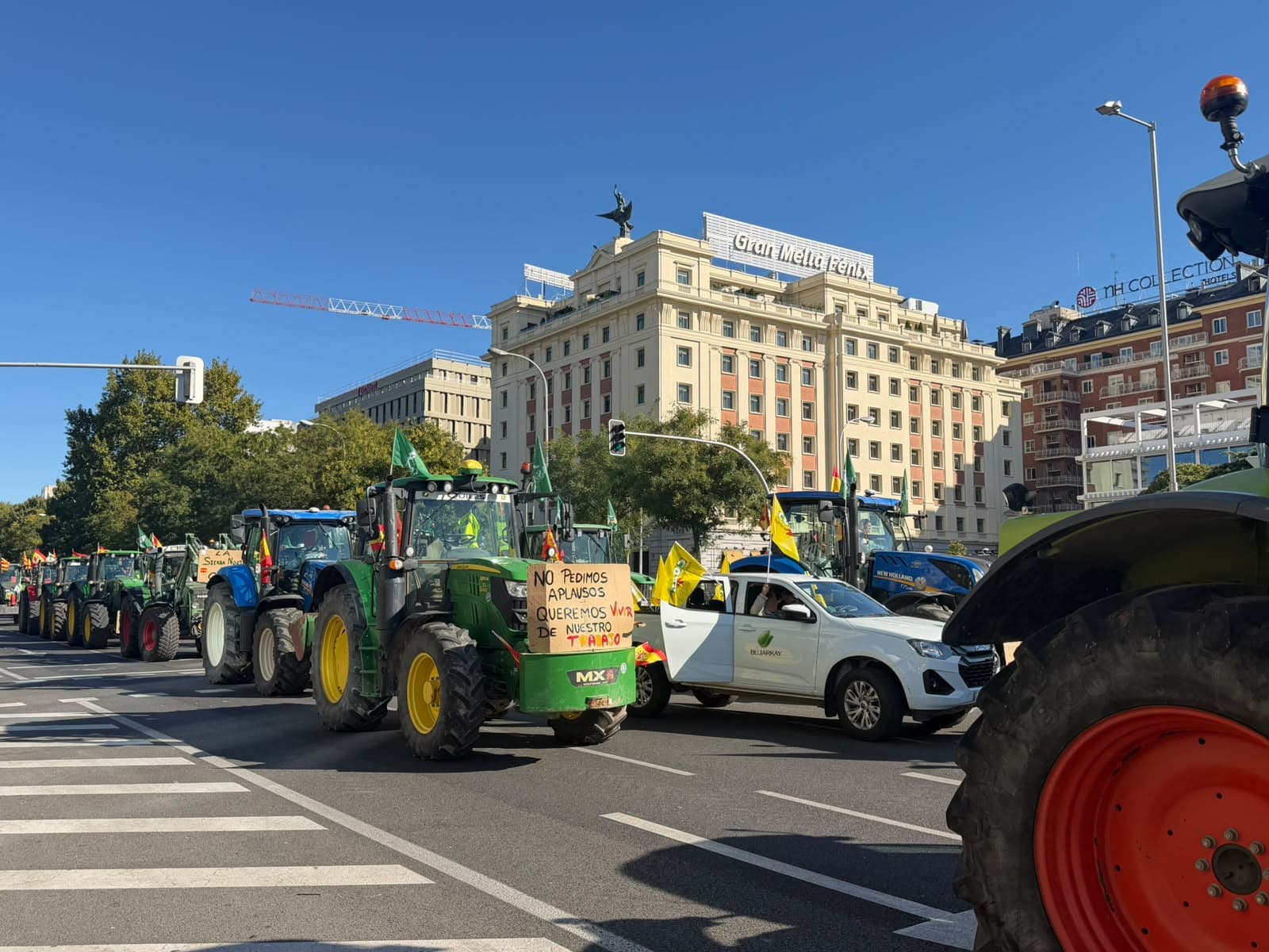 El sector agrari suspèn la tractorada a Madrid i guarda silenci per les víctimes de l’accident de Toledo