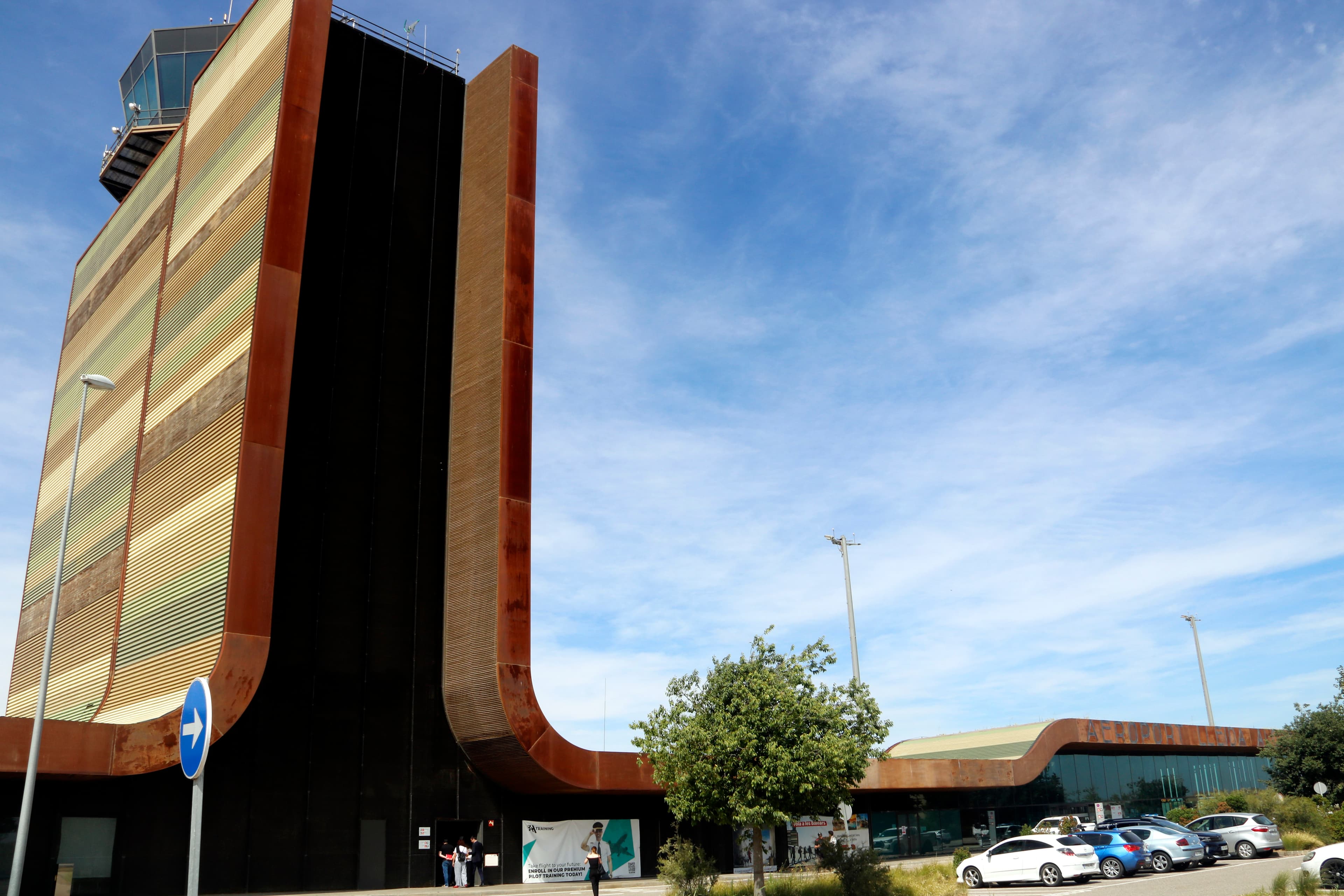 L'aeroport de Lleida-Alguaire reforça l'activitat i obre un nou viver d'empreses aeronàutiques i espacials